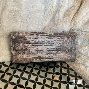 HOBO wallet with magnetic closure